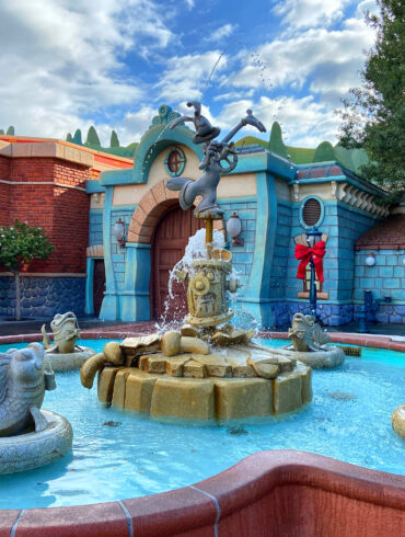 Ultimate Guide to Mickey's Toontown – Attractions, Shops, & Dining 230 Statue of Roger Rabbit with water fountain