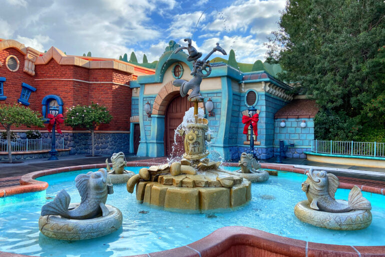 Ultimate Guide to Mickey's Toontown – Attractions, Shops, & Dining 130 Statue of Roger Rabbit with water fountain