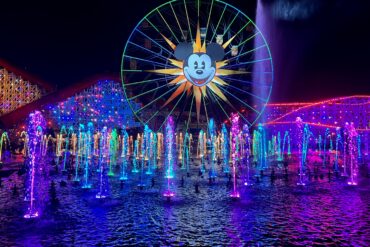 Disneyland Dining Packages & Dessert Party Tips & FAQ's 1 Water fountains and ferris wheel at night