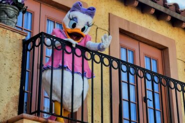 Where to Find Walt Disney World Characters – Hollywood Studios Edition 1 Daisy Duck at Disney's Hollywood Studios