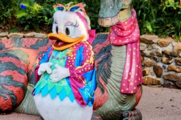 17 Dos & Don'ts for Disney World Character Photos 8 Daisy Duck in DinoLand USA at Disney's Animal Kingdom Theme Park
