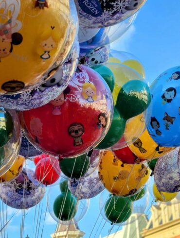 How to Make a Birthday in Disney World Magical 70 Disney balloons on Main Street, USA in Magic Kingdom Park