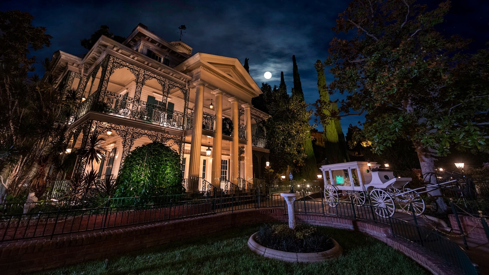hanted mansion exterior 16x9 1