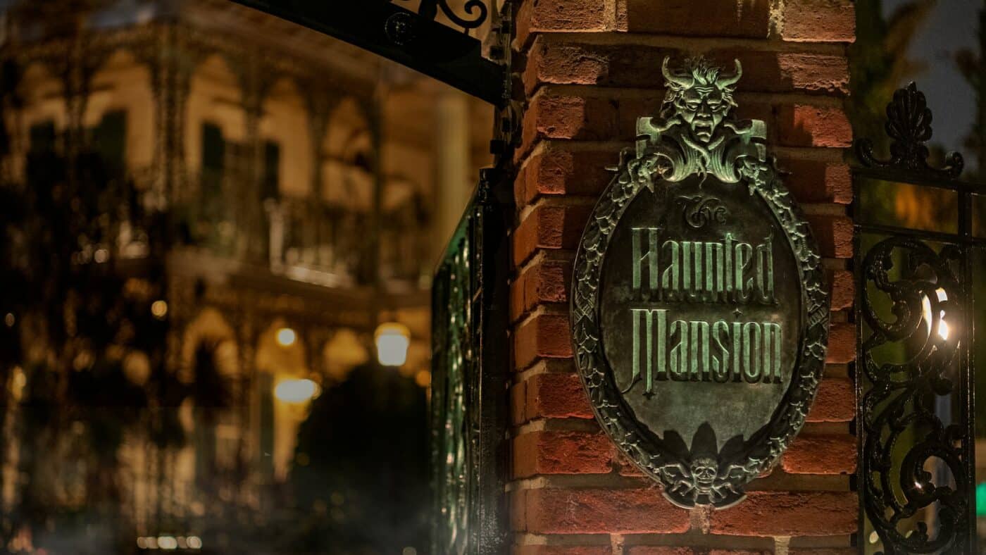 Haunted Mansion Ride Review - Park Savers